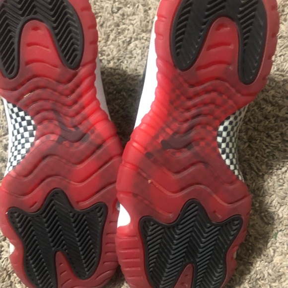 Jordan’s 11 Youths size 6Y - Picture 4 of 8
